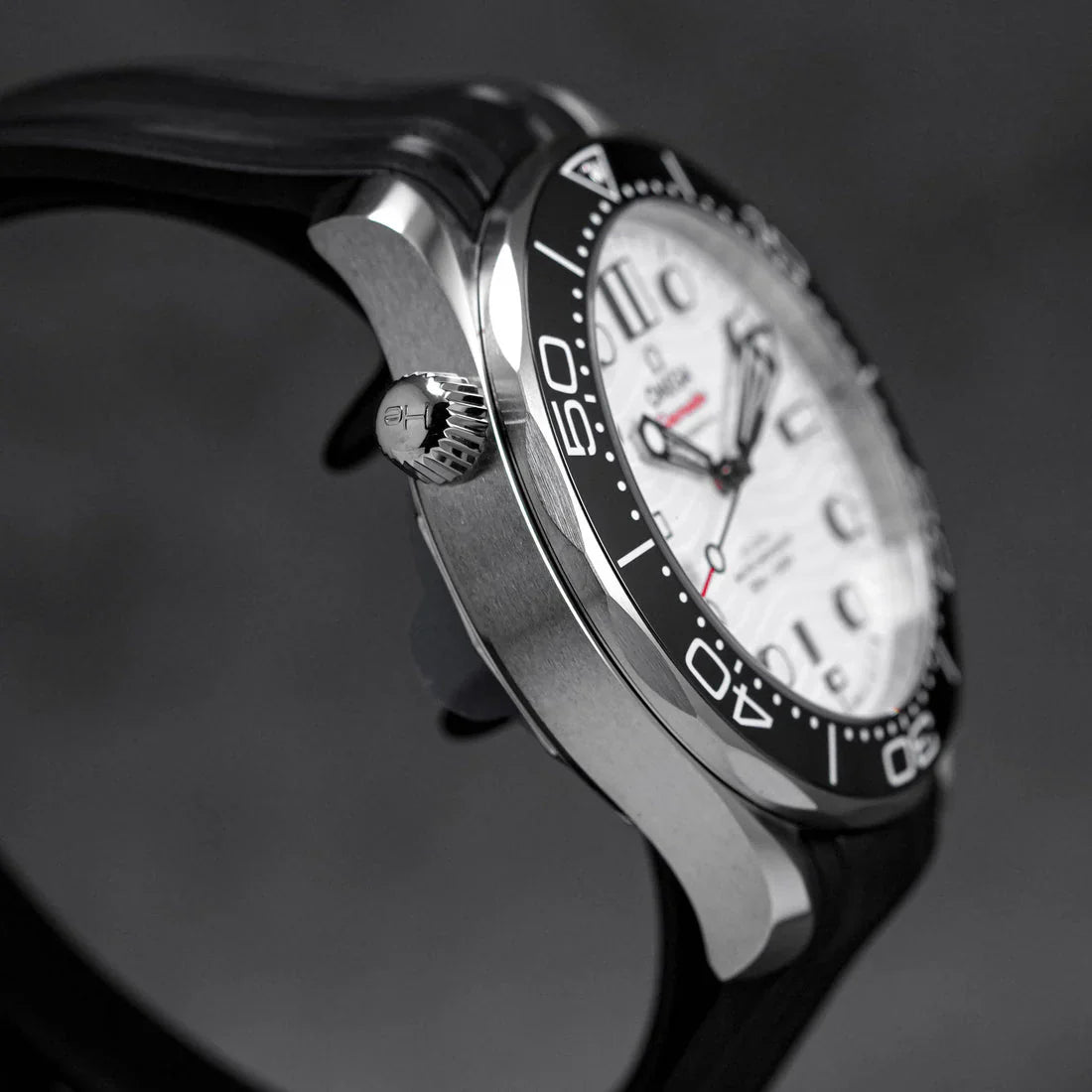 SEAMASTER DIVER 300 WHITE DIAL RUBBER STRAP (2025)